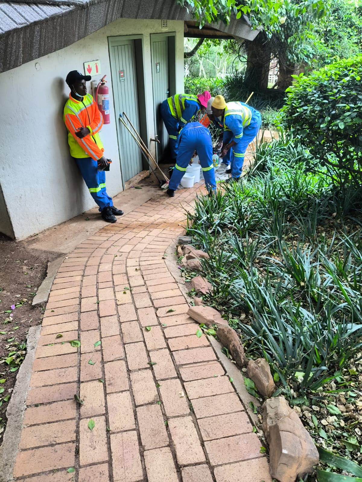 Working together outdoors photographed during an Estlas job