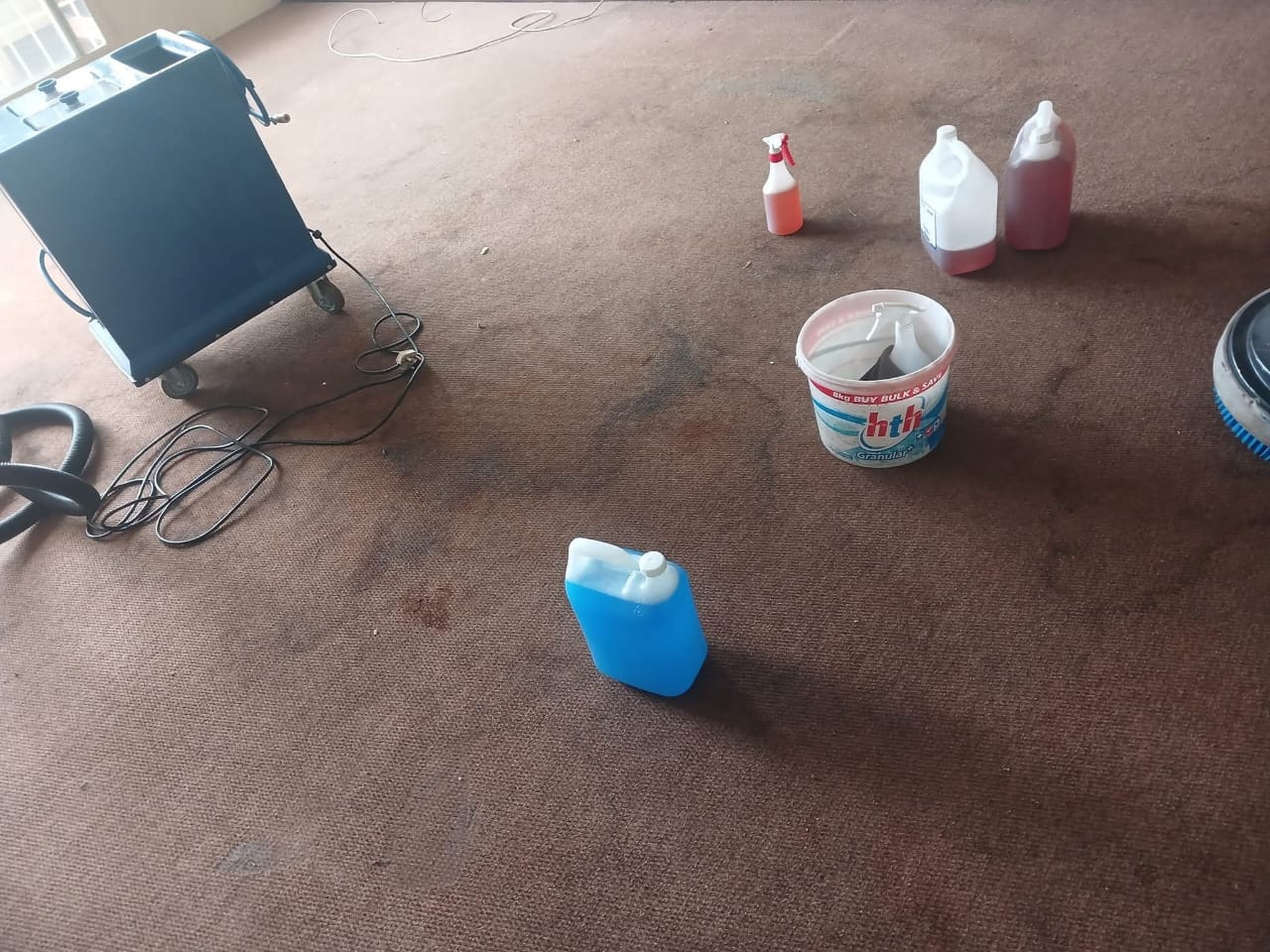 Estlas carpet extraction machine, brushes and cleaning products prepared for a job