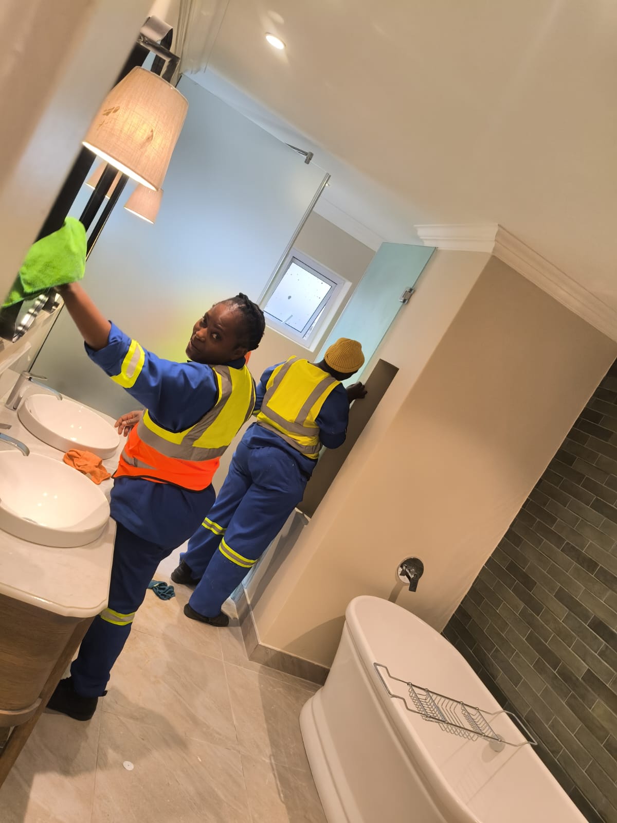 Our bathroom cleaning team photographed during an Estlas job